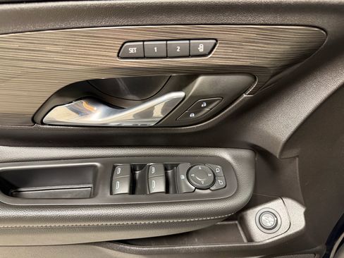 Used 2024 GMC Terrain SLT image 13