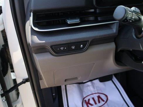 New 2026 Kia Carnival EX FWD image 25