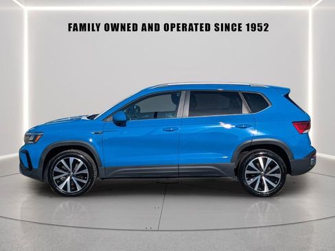 Certified 2023 Volkswagen Taos SE w/ Panoramic Sunroof Package FWD image 3