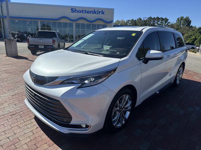 Used 2023 Toyota Sienna Platinum FWD image 32
