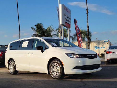 Used 2024 Chrysler Voyager LX image 29