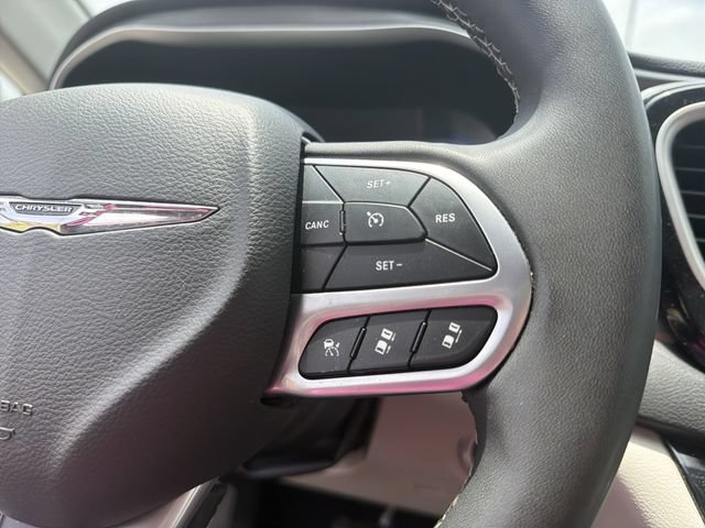 Used 2023 Chrysler Pacifica Touring-L FWD image 32