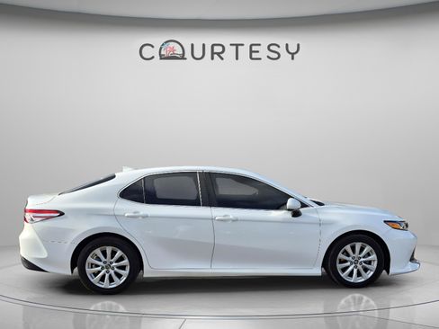 Used 2019 Toyota Camry LE FWD image 8