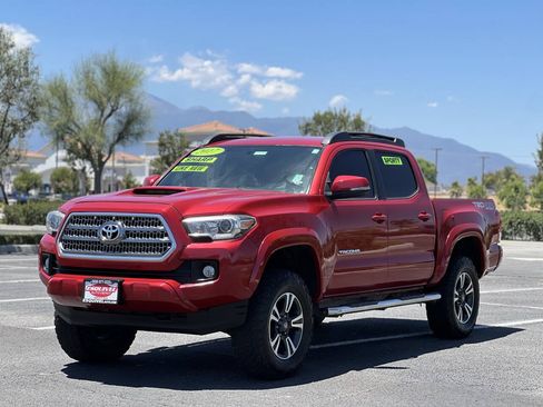 Used 2017 Toyota Tacoma TRD Sport AWD/4WD image 11