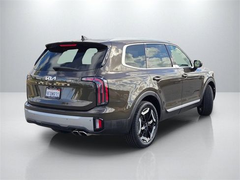 Used 2023 Kia Telluride EX w/ EX Captain's Chair Package image 4