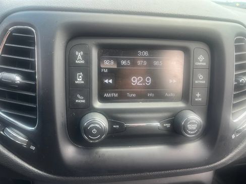 Used 2018 Jeep Compass Latitude w/ Cold Weather Group AWD/4WD image 21