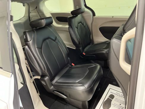 Used 2024 Chrysler Pacifica Touring-L FWD image 21