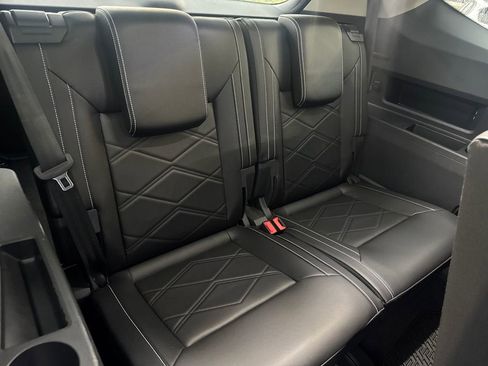 Used 2024 Volkswagen Atlas SE w/ Black Wheel Package FWD image 13