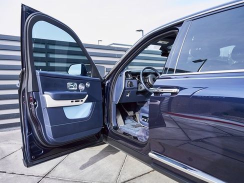 Used 2022 Rolls-Royce Cullinan w/ Cullinan Package image 33