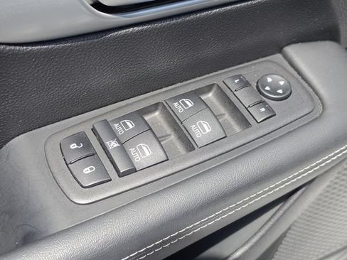 Used 2024 Chrysler Pacifica Limited w/ Uconnect Theater Family Group FWD image 31