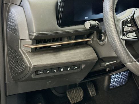 Used 2023 Nissan Ariya AWD image 17