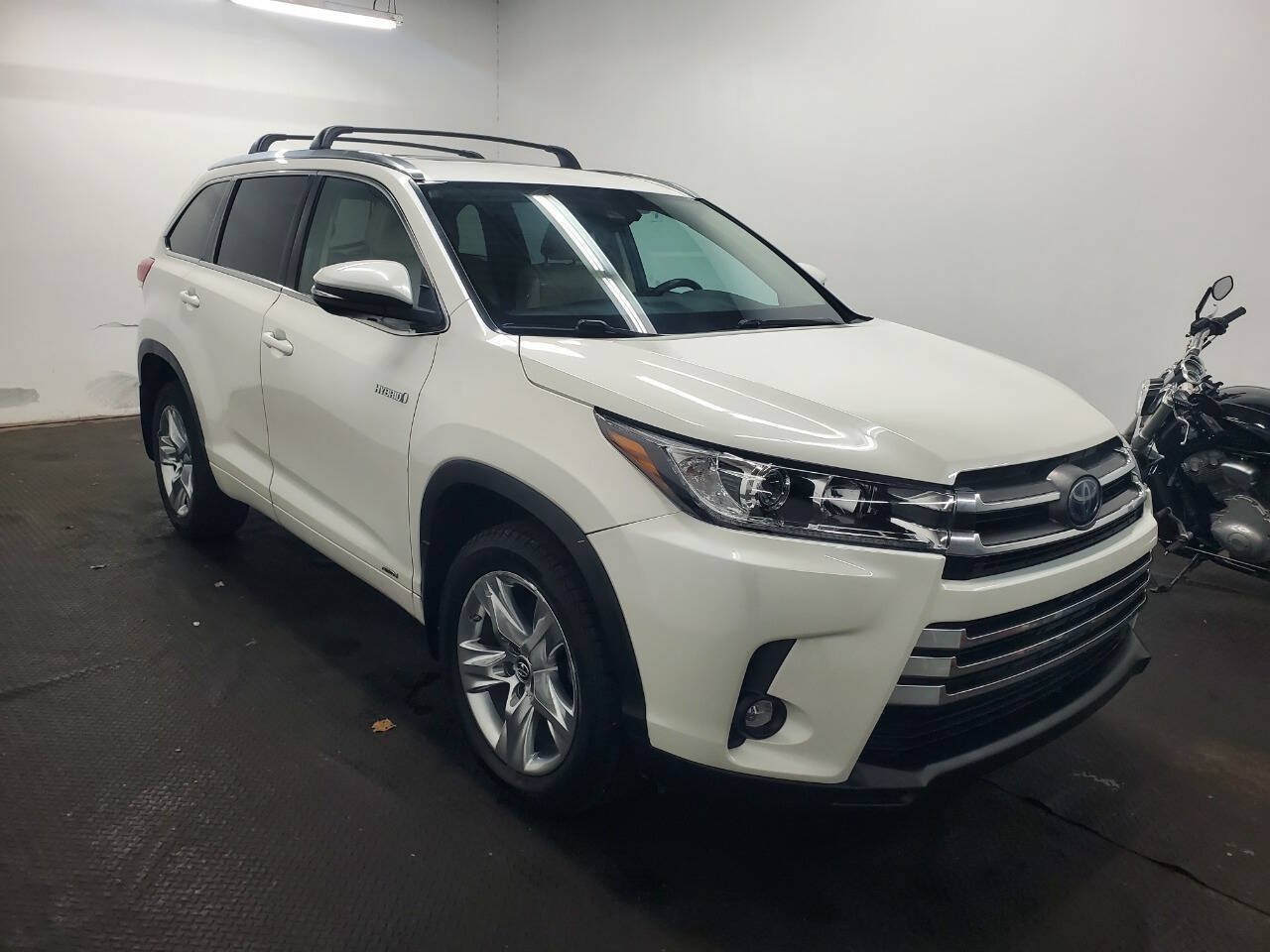 Used 2019 Toyota Highlander Limited AWD/4WD image 3