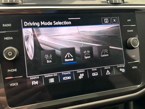 Used 2023 Volkswagen Tiguan SE w/ Panoramic Sunroof Package AWD/4WD image 15
