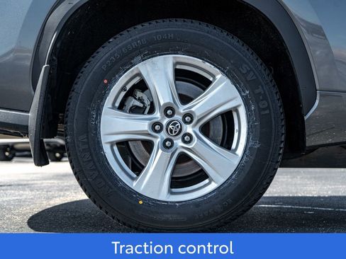 Used 2024 Toyota Highlander LE image 9