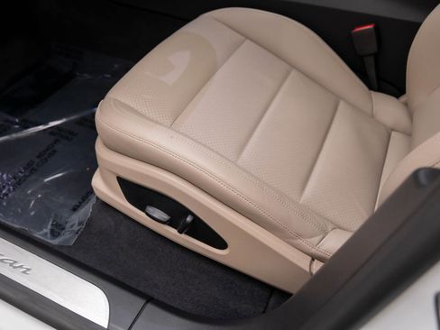 Certified 2025 Porsche Macan Electric image 17