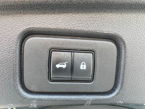 Used 2025 Nissan Pathfinder SV image 16