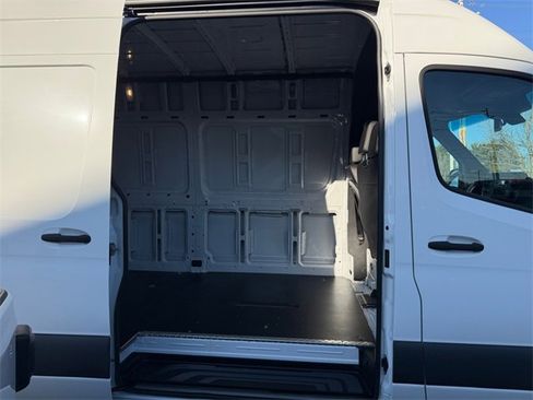 Used 2020 Mercedes-Benz Sprinter 2500 image 32