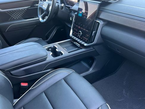 Used 2025 GMC Acadia Denali image 19