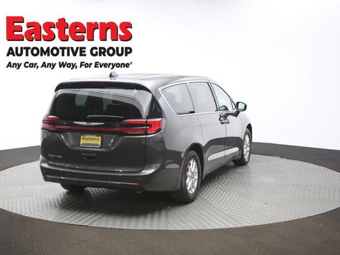 Used 2023 Chrysler Pacifica Touring-L image 41
