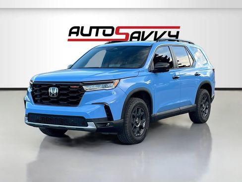Used 2025 Honda Pilot TrailSport image 3