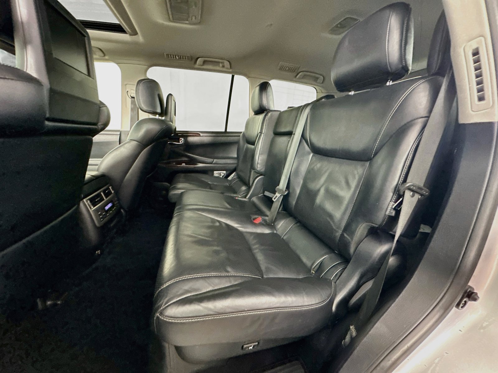 Used 2013 Lexus LX 570 4WD w/ Luxury Pkg image 25