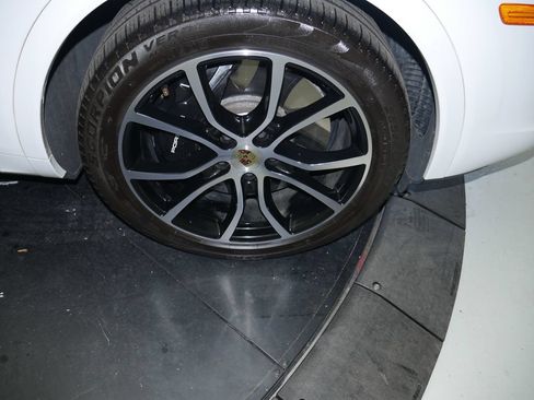 Certified 2023 Porsche Cayenne Turbo AWD/4WD image 17