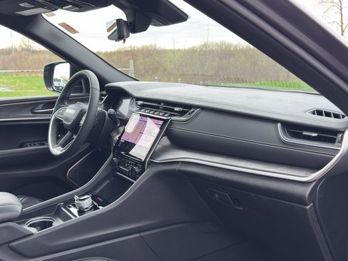 Used 2025 Jeep Grand Cherokee Limited w/ Luxury Tech Group II AWD/4WD image 30