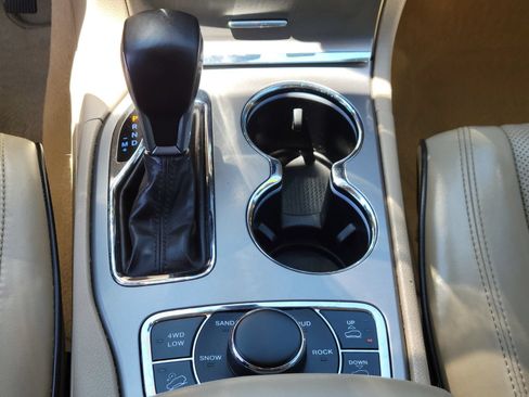 Used 2020 Jeep Grand Cherokee Overland AWD/4WD image 24