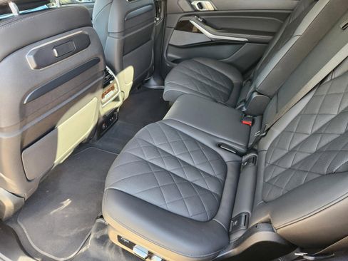 Used 2024 BMW X7 xDrive40i w/ Premium Package image 25