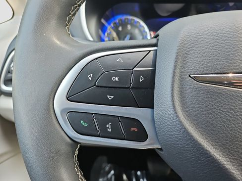 Used 2023 Chrysler Pacifica Touring-L FWD image 30