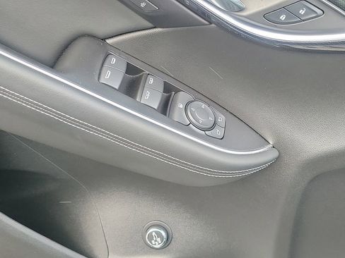 Used 2023 Buick Envision Essence image 31