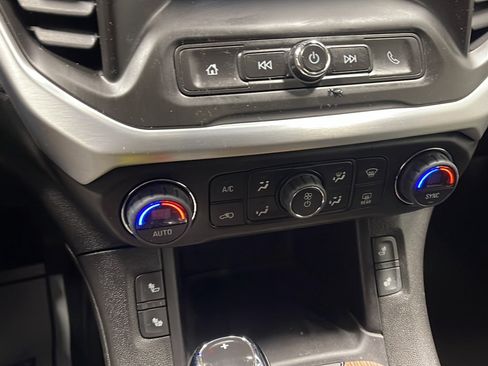 Used 2019 GMC Acadia SLE AWD/4WD image 10