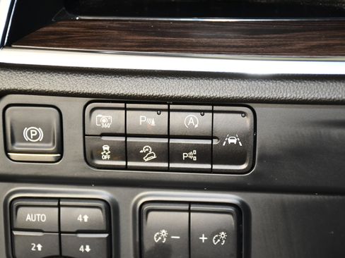 Used 2025 Chevrolet Suburban Z71 image 37