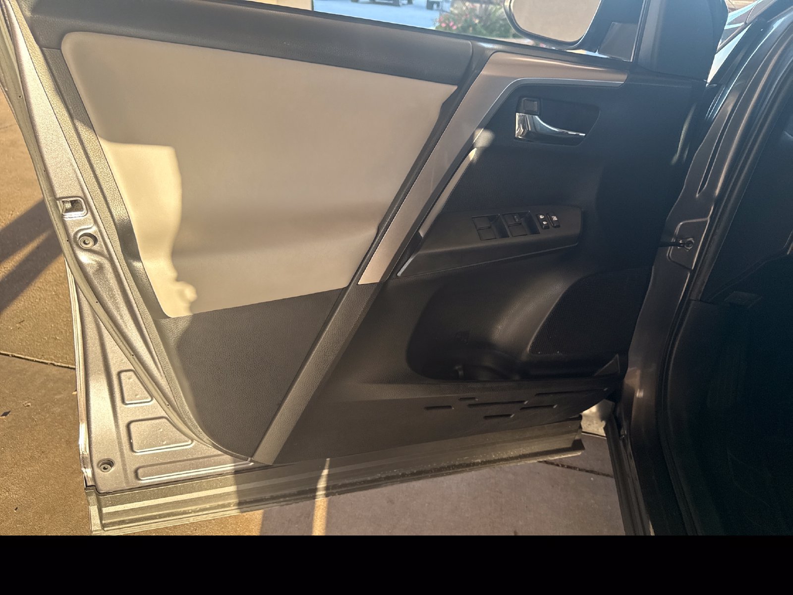 Used 2018 Toyota RAV4 XLE w/ Plus Extra Value Package AWD/4WD image 11