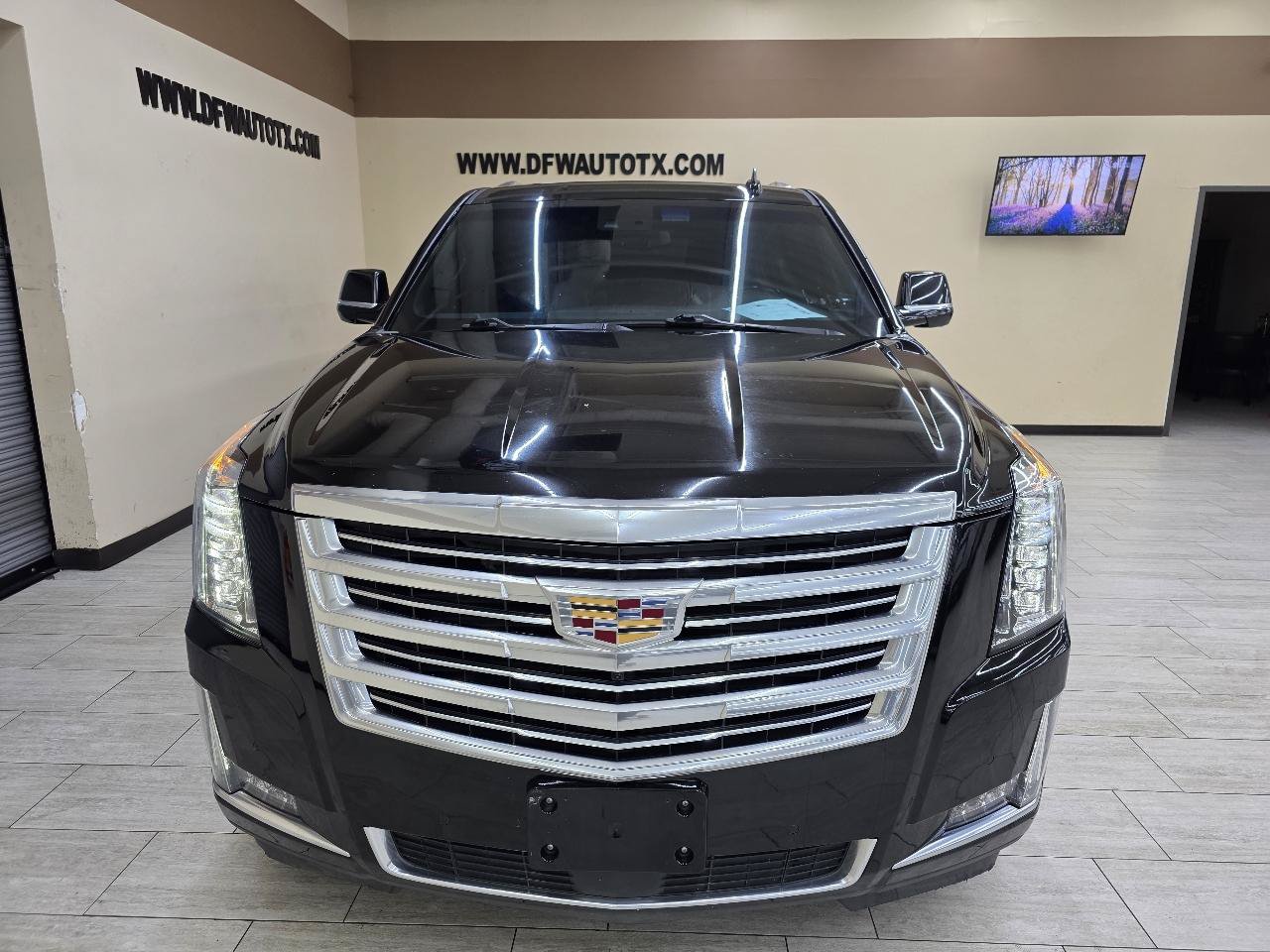 Used 2018 Cadillac Escalade ESV Platinum AWD/4WD image 3