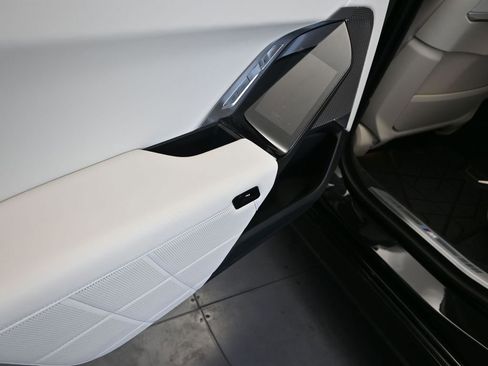 Used 2023 BMW 740i image 16