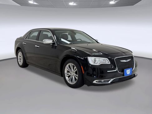 Used 2017 Chrysler 300 C RWD image 7