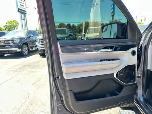Used 2022 Jeep Wagoneer Series III w/ Premium Group I AWD/4WD image 30