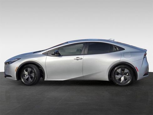 Used 2024 Toyota Prius LE image 3