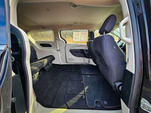 Used 2018 Chrysler Pacifica Touring Plus image 38