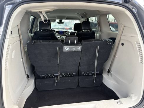 Used 2017 Chrysler Pacifica Touring-L FWD image 10