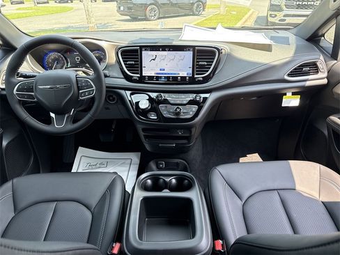 New 2026 Chrysler Pacifica Select image 26
