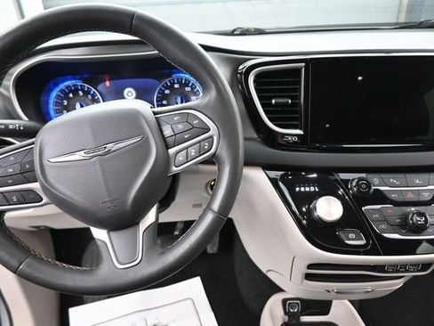 Used 2023 Chrysler Pacifica Touring-L FWD image 28