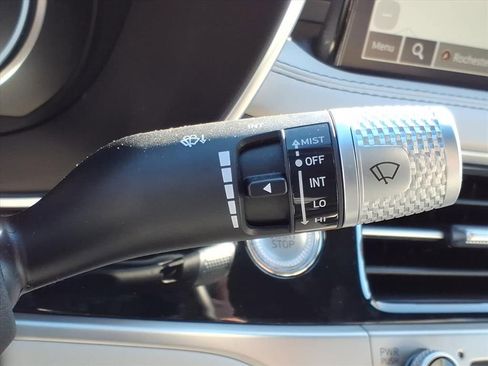 Used 2025 Genesis G70 2.5T image 25