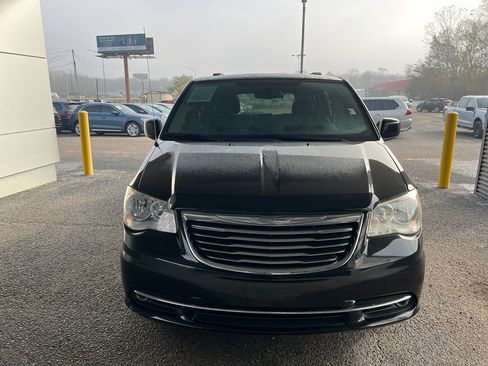 Used 2016 Chrysler Town & Country Touring image 1