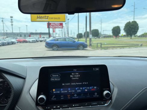 Used 2025 Nissan Sentra SV FWD image 14