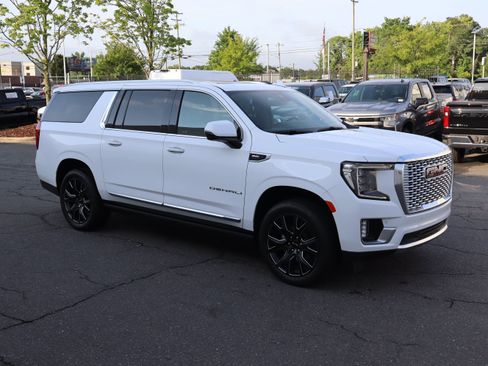 Used 2024 GMC Yukon XL Denali AWD/4WD image 2