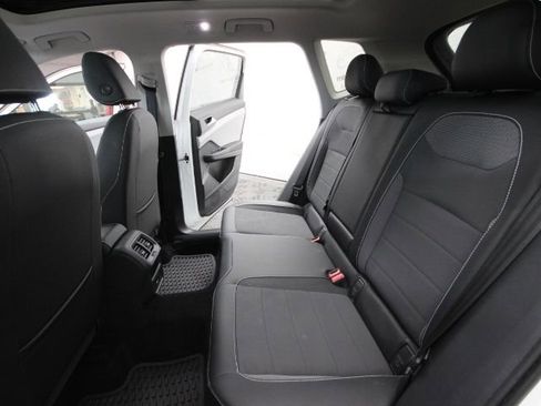 Used 2022 Volkswagen Taos SE w/ Panoramic Sunroof Package image 24