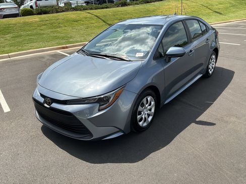 Used 2025 Toyota Corolla LE FWD image 5