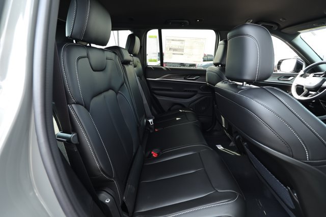 New 2027 Jeep Grand Cherokee Limited RWD image 30